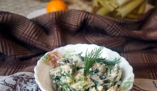 1. Этап. Салат с говяжьим сердцем и маринованными овощами: Подавать, украсив веточкой укропа.