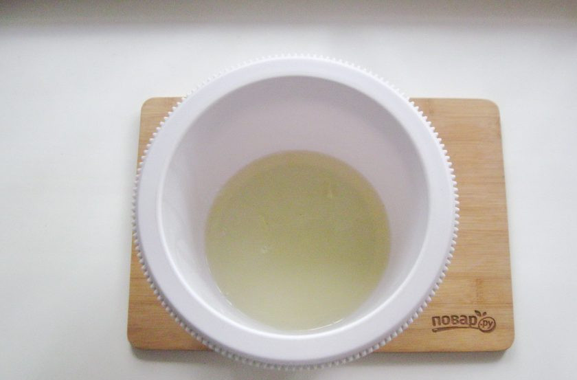 1. Этап. Японский заварной бисквит: Белки выложите в другую миску.