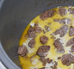 1. Этап. Печеночный паштет в мультиварке: 4. Теперь заливаем молоком и тушим до готовности в режиме 