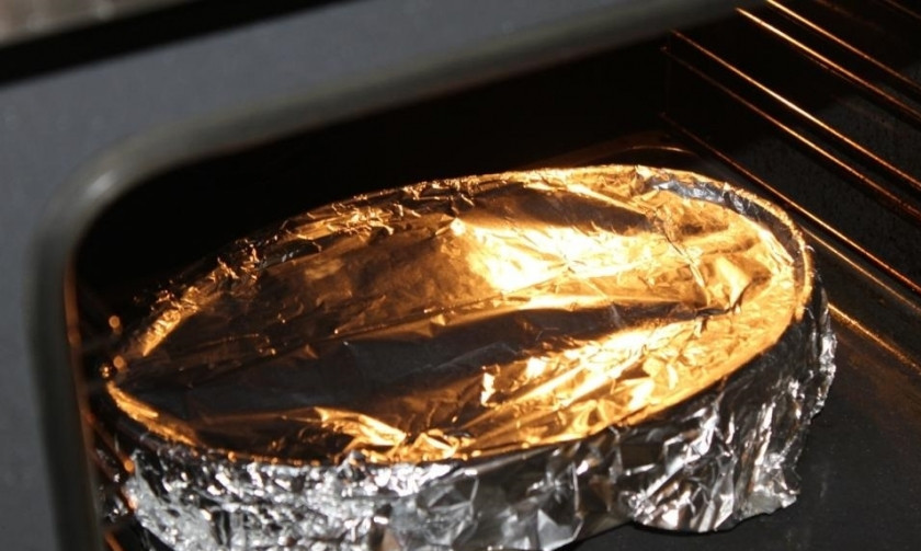 1. Этап. Рыба под сливочным соусом в духовке: 3. Накрываю форму фольгой и ставлю на 25-30 минут в разогретый до 200 градусов духовой шкаф.