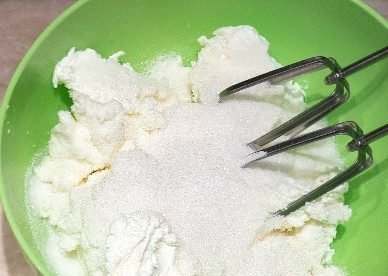 1. Этап. Чизкейк Филадельфия: Выкладываем в миску сыр, добавляем сахар и на маленькой скорости миксера перемешиваем.