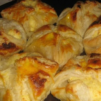 Булочки из слоеного теста с творогом