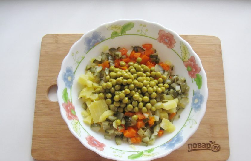 1. Этап. Оливье с курицей и яблоком: Добавьте зеленый горошек.