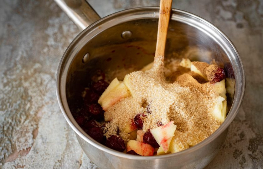 1. Этап. Штрудель с яблоками и вишней: Добавьте коричневый сахар и корицу. Поставьте сотейник на небольшой огонь и проварите до закипания выделившейся жидкости, помешивая массу ложкой.