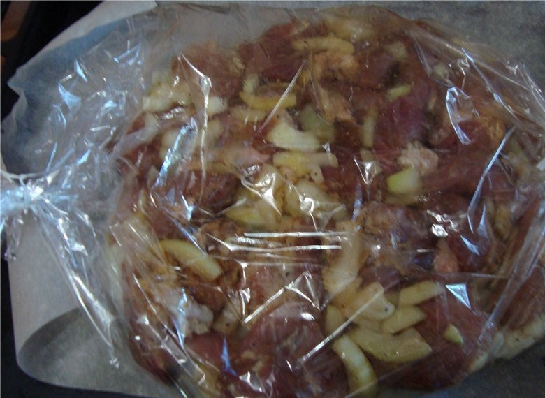 1. Этап. Шашлык по-советски: Духовку разогреваем до 220-240 градусов. В рукав с луком добавляем мясо. Рукав завязываем, делаем несколько проколов сверху рукава. Запекаем.