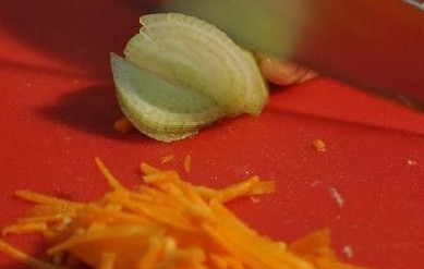 1. Этап. Грибной суп без картофеля: Чистим лук, тоже нарезаем его, как нравится: хоть полукольцами, хоть кубиками.