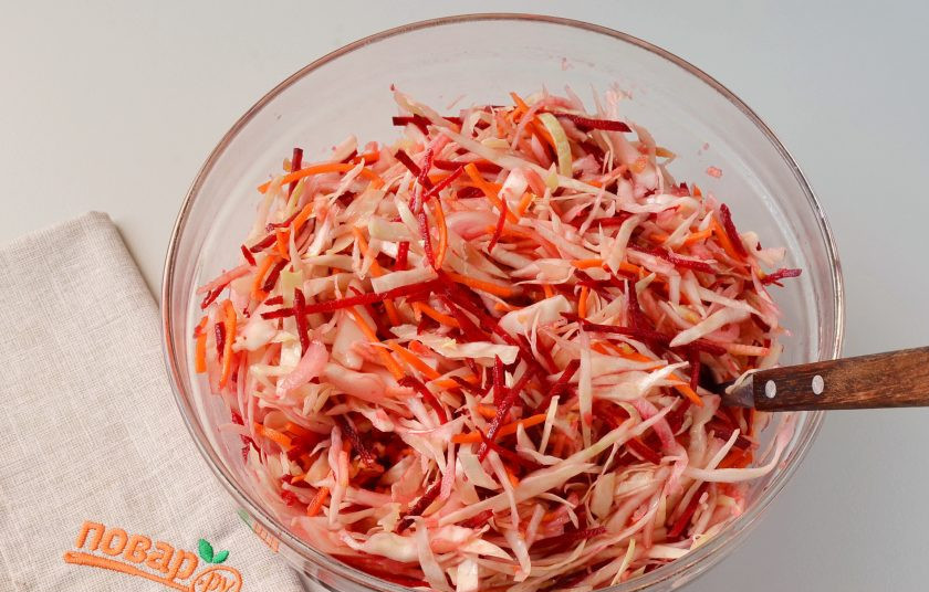 1. Этап. Салат Кремлевский: Чтобы сохранить цвет капусты, нужно свеклу сразу полить подсолнечным маслом. Яблоко полить уксусом. Перемешайте салат хорошо. Вскипятите воду с сахаром и солью. Залейте маринадом салат. Перемешайте снова. Накройте тарелкой, поставьте гнет, охладите и уберите в холодильник на сутки.