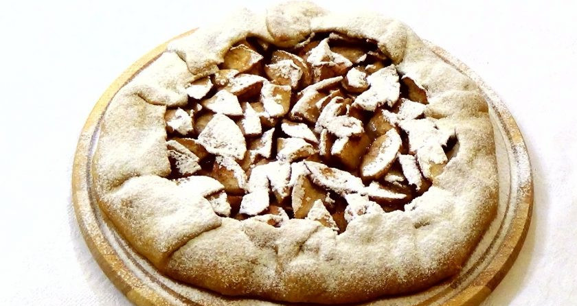 1. Этап. Пирог с яблоками (галета): 4. Горячую галету посыпьте сахарной пудрой. Приятного аппетита!