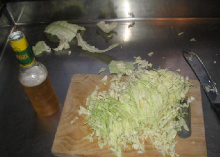 1. Этап. Японская пицца Окономияки (Okonomiyaki): Мелко нашинкуйте капусту. Лучше её будет много, чем слишком мало.