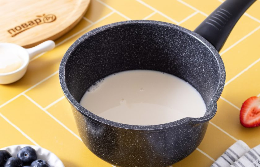 1. Этап. Манная каша простая: Доведите почти до кипения на среднем огне.