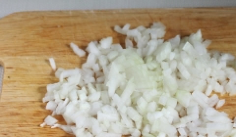 1. Этап. Котлеты без яиц: Лук в этом рецепте должен ощущаться в котлетах, поэтому, мы его просто порубим, но через комбайн пропускать не будем.