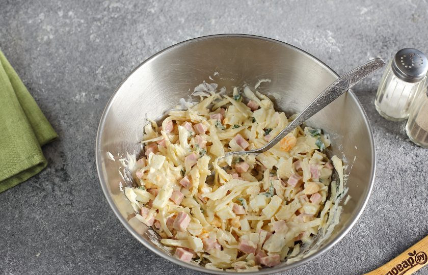 1. Этап. Салат с яйцом, капустой и колбасой: Хорошо все перемешайте.
