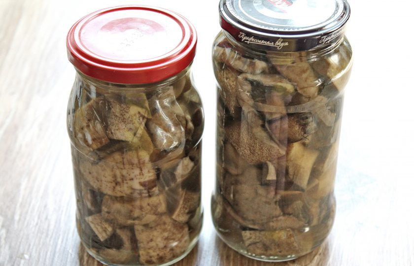 1. Этап. Маринад для подосиновиков: Разложите готовые подосиновики по банкам и сразу закатайте. Храните в холодном, темном месте.