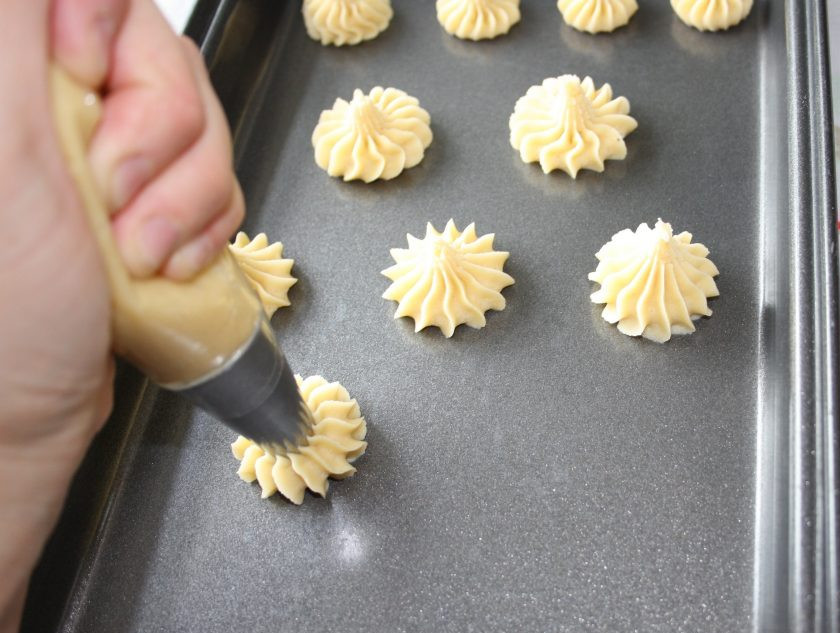 1. Этап. Печенье Венское: 3. Противень предварительно отправьте в холодильник, затем достаньте только перед выпечкой. Выложите тесто в кондитерский мешок и отсадите его на застеленный противень.