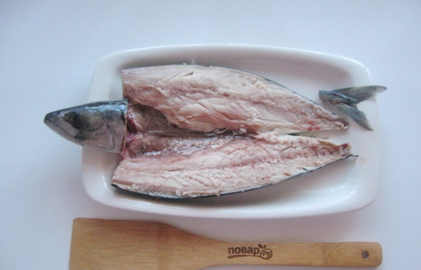 1. Этап. Скумбрия соленая в морозилке: Хвост и голову удалите, а также извлеките хребет. Разверните рыбу в виде пласта.