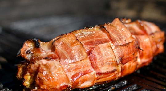 1. Этап. Рулет из индейки с курагой: 3. Чтобы не мучиться с зубочистками, я, как уже говорила, просто на доске из бекона делаю 