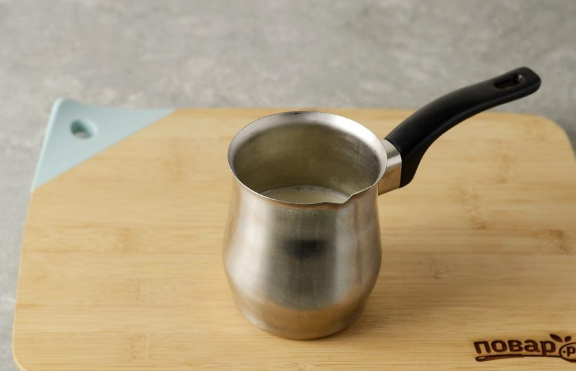 1. Этап. Чай с корицей и молоком: Молоко доведите почти до кипения.