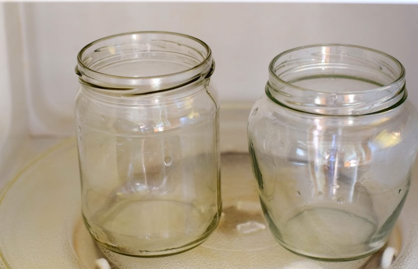 1. Этап. Помидоры с вишневыми листьями на зиму: Обязательно простерилизуйте тару. Это можно сделать на водяной бане, в духовке или в микроволновой печи. Банки полностью высушите. Крышки прокипятите 5 минут в бурлящей воде, высушите.