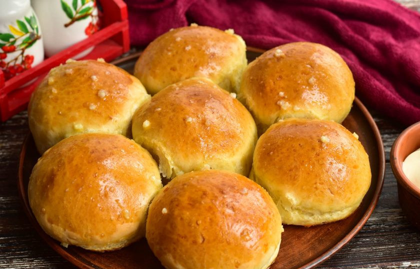 1. Этап. Пампушки с сыром: Выложите готовые пампушки на блюдо.