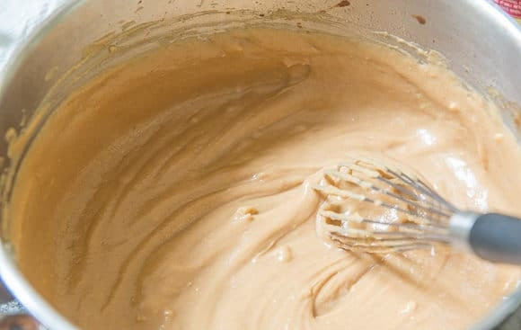 1. Этап. Куриная грудка на гриле с соусом: 5. Немного нагрейте ингредиенты, сделав единую консистенцию. В конце добавьте сок лайма и мёд. Перемешайте.