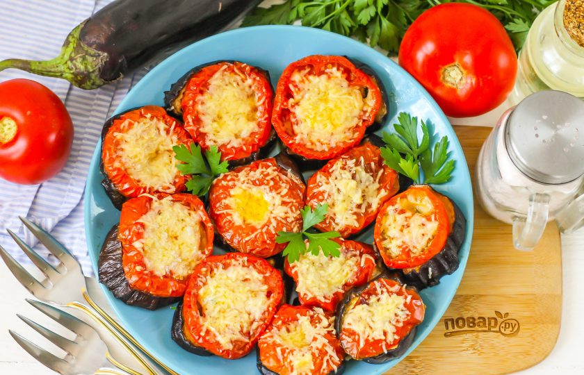 1. Этап. Медальоны из баклажанов: Выложите медальоны на тарелку, украсьте по своему вкусу и подайте к столу.