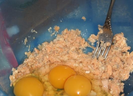 1. Этап. Быстрый рыбный пирог: Вбейте в миску к рыбной консерве три сырых куриных яйца.