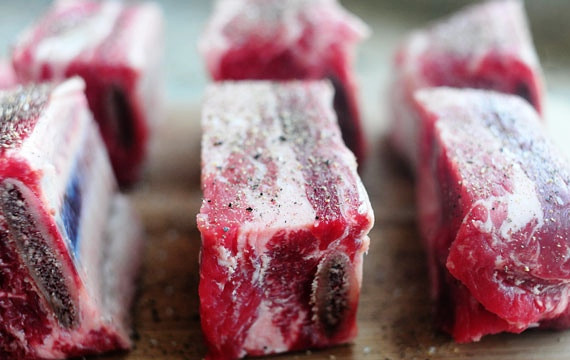 1. Этап. Говяжьи ребрышки, тушенные в томатном соусе: Ребрышки помойте, обсушите, посолите и поперчите.