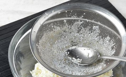 1. Этап. Запеканка из творога на сковороде: Творог перетрите через сито, чтобы в нем не осталось крупных комочков. Также его можно измельчить при помощи блендера (или же можно просто купить творог подходящей консистенции в брикетах).