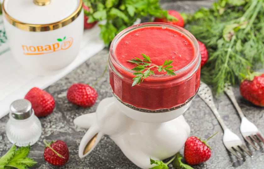 1. Этап. Соус из клубники к мясу: Если хотите заготовить соус на зиму, то ошпарьте банку и крышку кипятком, выложите в нее горячий клубничный соус и закупорьте по резьбе или с помощью ключа для консервации. Остудите при комнатной температуре, а после — перенесите в кладовую и храните до весны. Подавайте соус к мясу, паштетам, птице и т.д. Приятного вам аппетита!