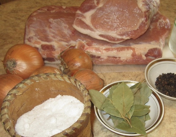 1. Этап. Мцвади: А сейчас возьмемся за маринад. Для этого возьмите мисочку, подготовьте лучок (его нужно будет нарезать кольцами), лаврушку, два вида соли и перчик.