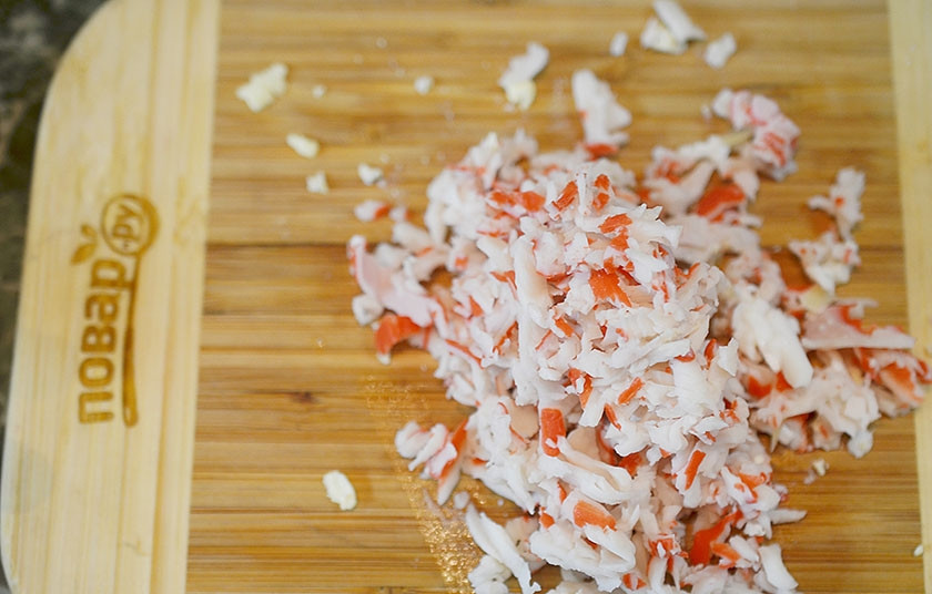 1. Этап. Новогодний салат Королевский: Крабовые палочки натрите на тёрке.