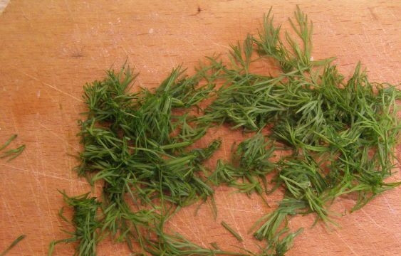 1. Этап. Салат с пекинской капустой и свежими грибами: Укроп вымойте и измельчите.