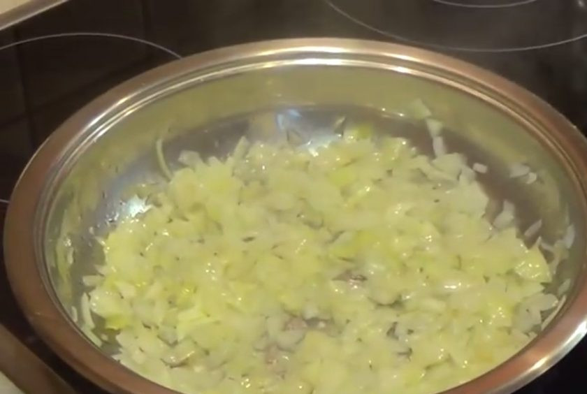 1. Этап. Фасоль, тушенная в томатном соусе: 1. Предварительно замоченную на ночь фасоль отварите. Лук нарежьте мелкими кубиками и обжарьте до полупрозрачности на растительном масле.