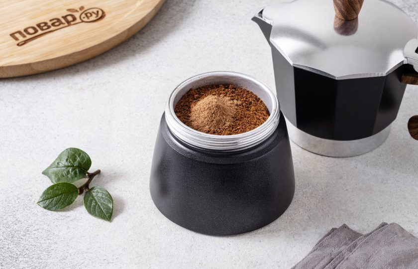 1. Этап. Кофе с корицей: Заполните воронку кофеварки молотым кофе и корицей.