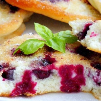 Бисквитные оладьи с черной смородиной