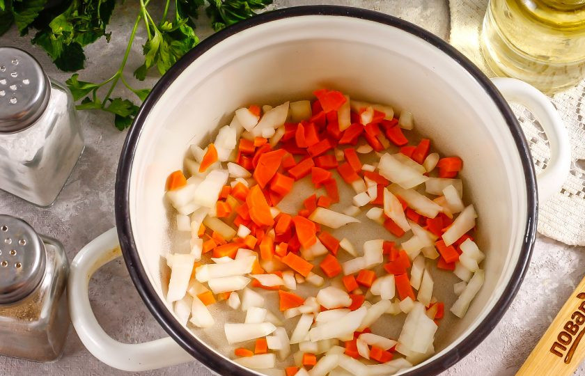 1. Этап. Крем-суп из сельдерея с креветками: Нарежьте лук, морковь и сельдерей мелкими кубиками. Обжарьте в растительном масле лук и морковь примерно 2-3 минуты.