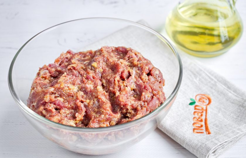 1. Этап. Говяжьи фрикадельки в соусе: В миске соедините говяжий фарш, панировочные сухари, горчицу, вустерширский соус, уцхо-сунели, сушенный чеснок, соль, перец по вкусу. Тщательно перемешайте фарш до однородности.