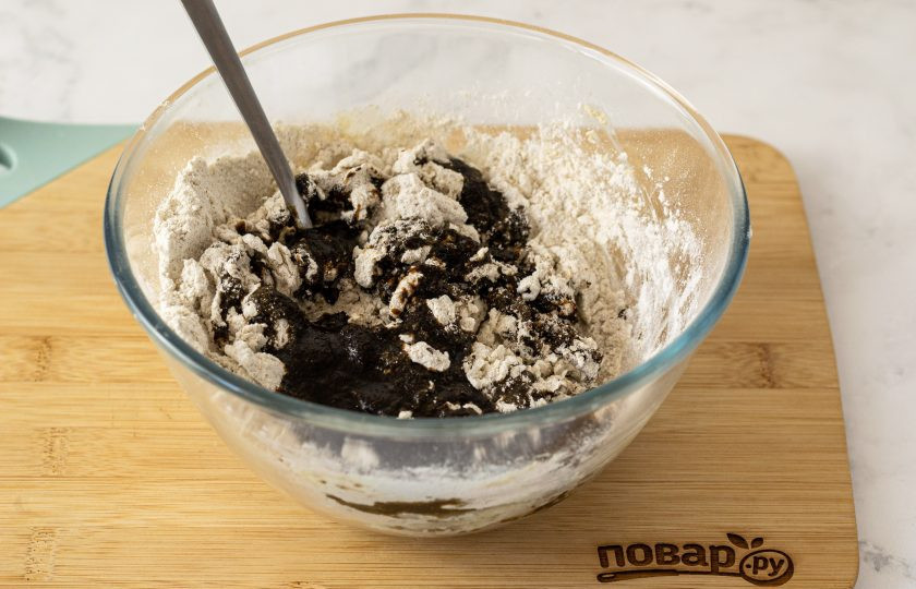 1. Этап. Ржаной хлеб: Влейте теплый разведенный с водой солод. Замесите однородное, слегка липкое тесто.