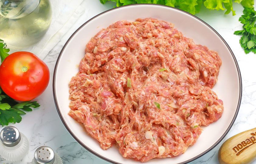 1. Этап. Гиждуванский шашлык: Тщательно вымешайте и отбейте фарш из баранины, время от времени охлаждая его в холодильнике, чтобы в нем появились вытянутые волокна, как нити. Благодаря им шашлык будет держаться на мангале.