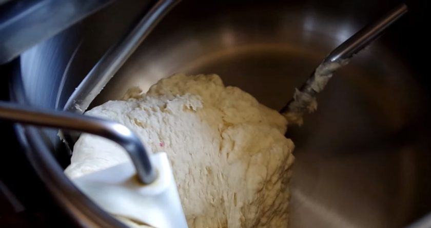 1. Этап. Французская булка на закваске: Затем соедините опару с теплой водой, просеянной мукой, сахаром и замесите однородное тесто.