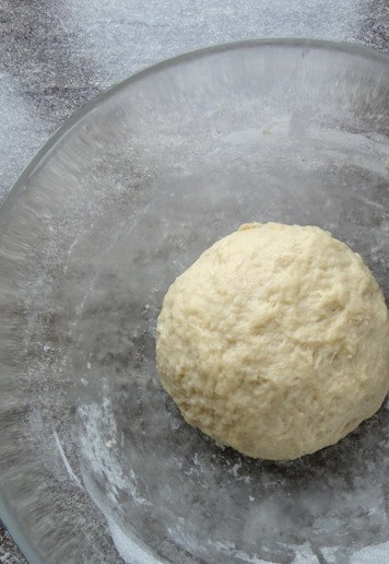 1. Этап. Булочки с грибами под сырной глазурью: Замесить тесто. Убрать в тёплое место для подъема.