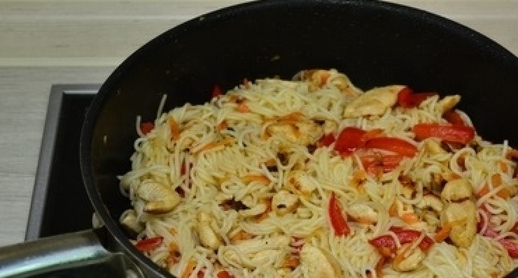 1. Этап. Курица с рисовой лапшой и соевым соусом: 7. Сваренную ранее лапшу переложите в сковородку и перемешайте с овощами и филе, добавьте соевый соус. Прогрейте и снимите с огня. Лапша готова.