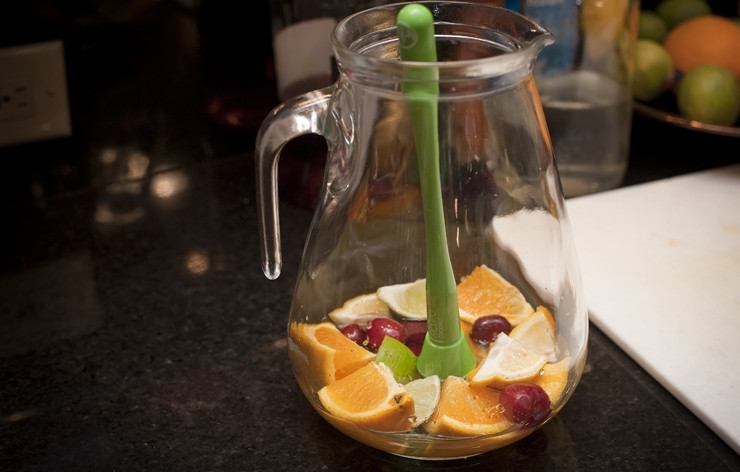 1. Этап. Сангрия: Добавляем в кувшин цитрусовых, горстку вишни и 1/2 чашки сиропа.