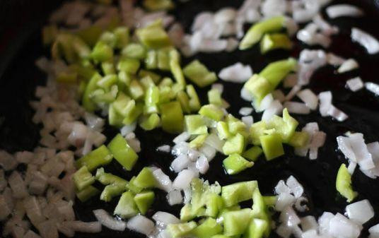 1. Этап. Яичница по-турецки: На разогретую сковородку высыпать мелко нарезанный лук. обжаривать его на среднем огне до прозрачности, затем добавить болгарский перец, также мелко нарезанный.