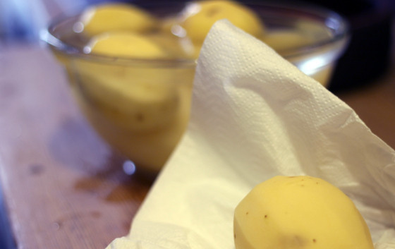 1. Этап. Курица, запеченная в соли: 3. Займемся картофелем. Такой гарнир из картошки можете приготовить к любому блюду. Красота! Итак, картошку почистите и промойте. Просушите.