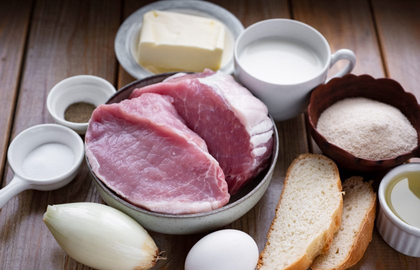 1. Этап. Котлеты Праздничные: Подготовьте сразу же все ингредиенты. Лук почистите. Мясо ополосните в проточной воде.