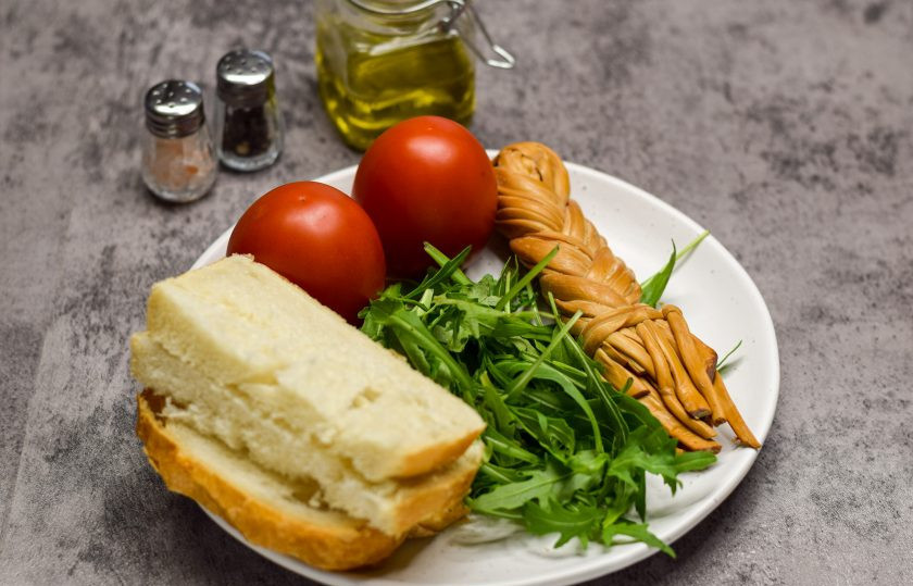 1. Этап. Салат с сыром косичка и сухариками: Подготовьте ингредиенты.