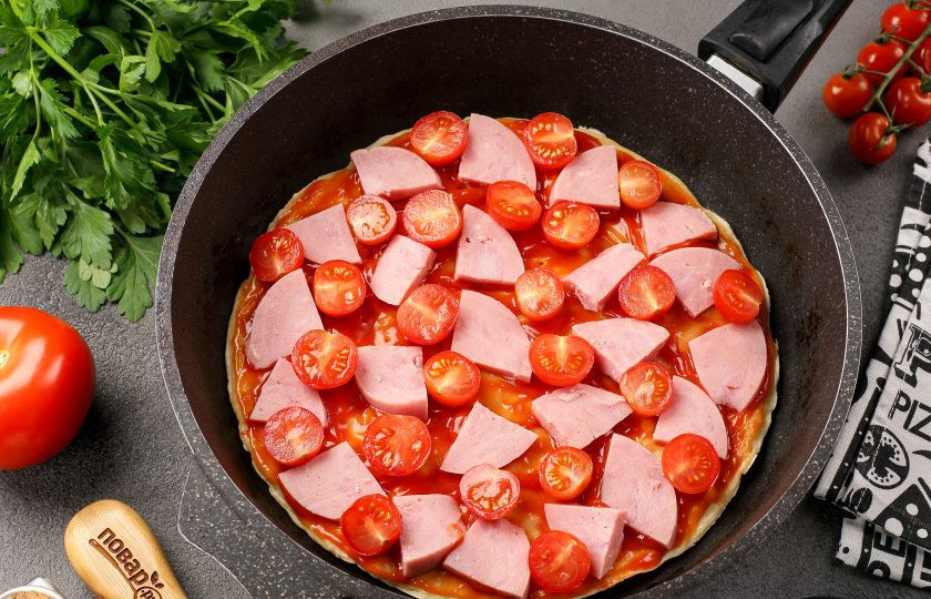 1. Этап. Пицца на сковороде без сметаны и кефира за 10 минут: Сверху распределите подготовленную начинку.