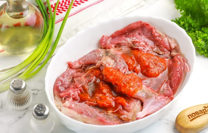 1. Этап. Перепелки в аэрогриле: Выложите тушки в глубокую емкость, добавьте аджику, соевый соус, соль, молотый черный перец и растительное масло. Тщательно все перемешайте, чтобы перепела обволоклись маринадом. Не добавляйте лук и чеснок, крупно измельченные приправы — они подгорят. Оставьте перепелов в маринаде минимум на 30 минут, максимум — на ночь.