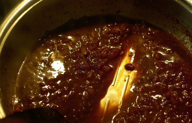 1. Этап. Корейка запеченная: Соус помешиваем до полного растворения масла. Готово.